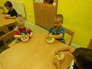 Kuchaři připravují bramborový salát